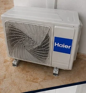 Unidades exteriores de ar condicionado Haier instaladas numa varanda em Amares