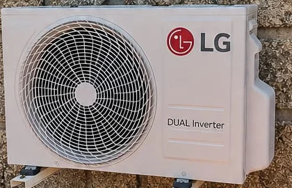 Unidade exterior de ar condicionado LG DUAL Inverter instalada em parede de granito em Vila Nova de Famalicão